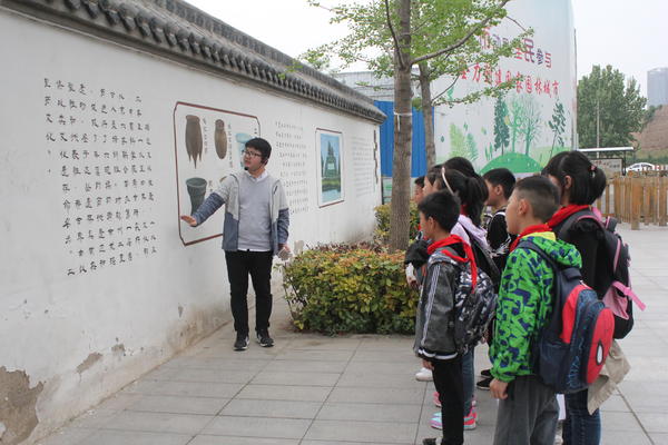 辅导员刘广勇老师给同学们讲商城遗址知识